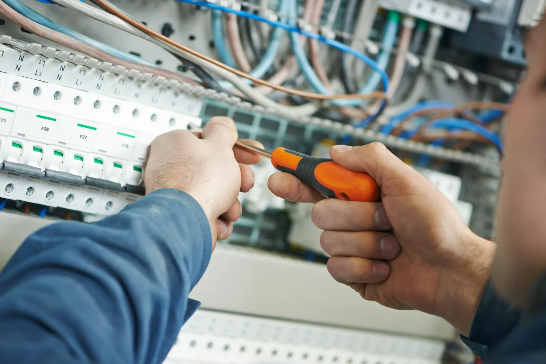 Profissional eletricista da equipe Porta do Norte trabalhando em instalação elétrica